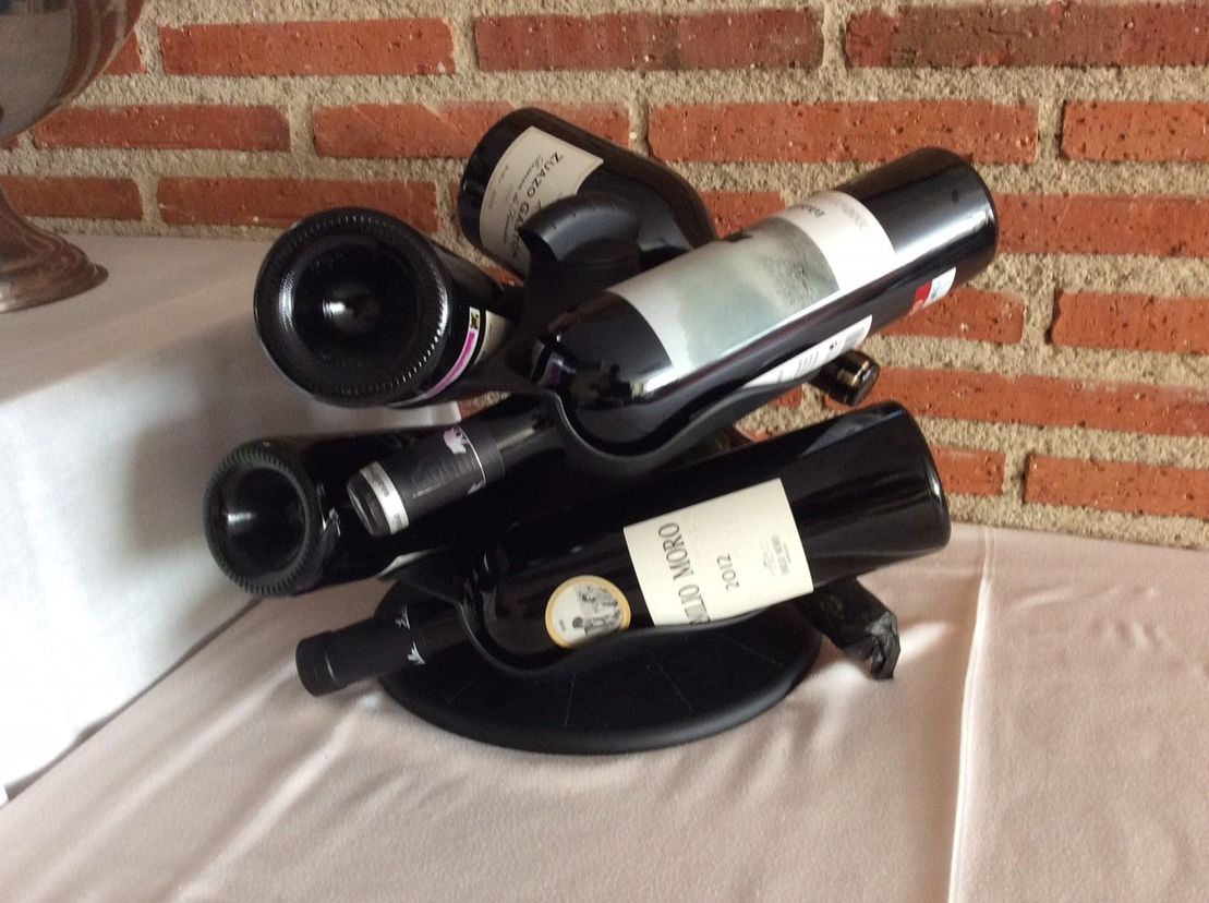 Casa Ino botellas de vino puestas sobre una mesa